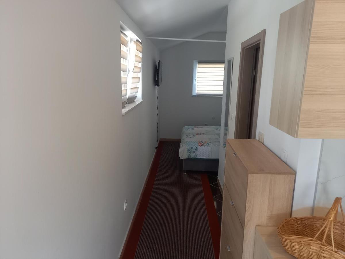 Studio Apartman Sutic Kaštel Novi Exteriér fotografie